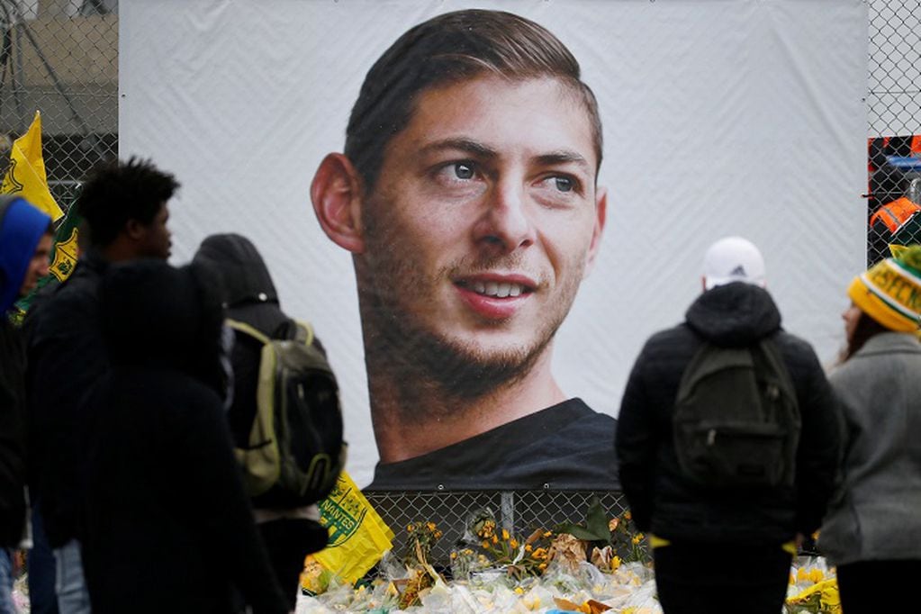 Soccer Football - Ligue 1 - FC Nantes v Nimes Olympique - The Stade de la Beaujoire - Louis Fonteneau, Nantes, France - February 10, 2019  General view of fans looking at tributes left outside the stadium in memory of Emiliano Sala  REUTERS/Stephane Mahe SOCCER-FRANCE-NAN-NIM/