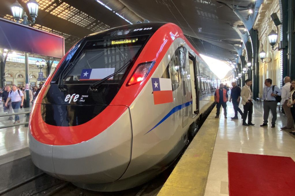 El nuevo tren es de procedencia china, y se espera que se amplíe su recorrido hasta Talca en febrero.