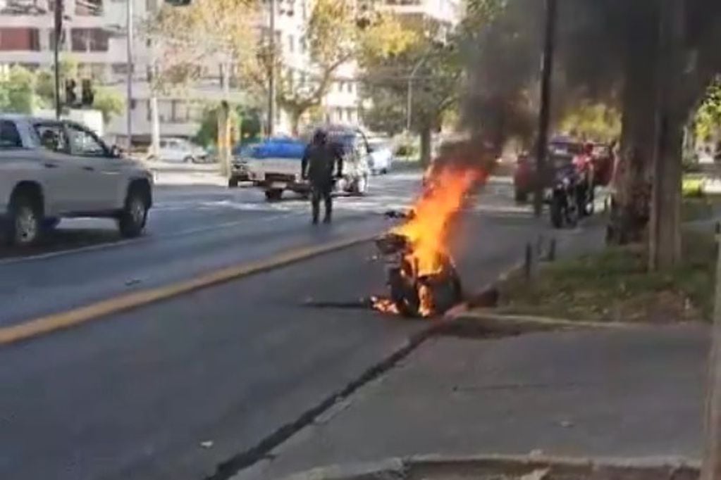 La moto se incendió por completo en plena vía pública de Las Condes.