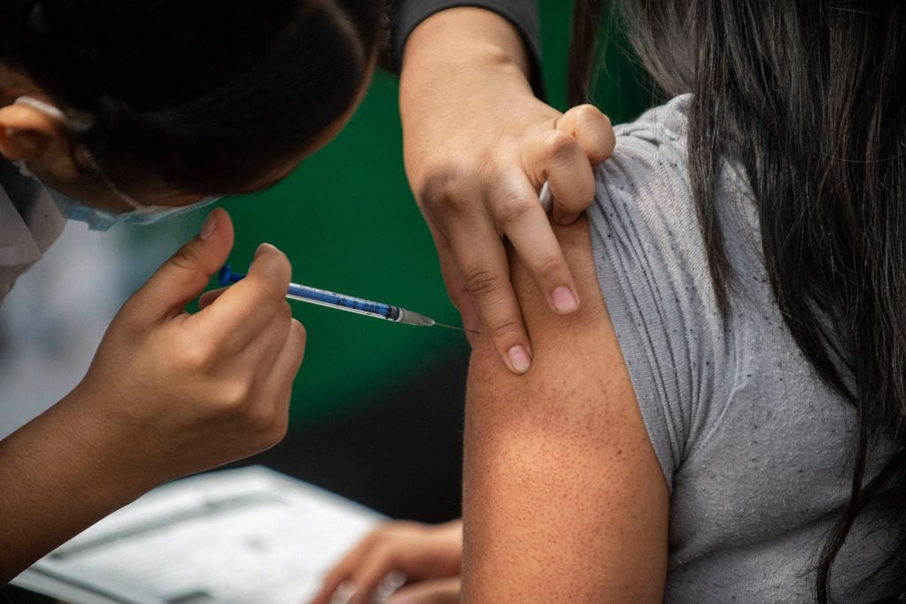 Por qué AstraZeneca retirará del mercado su vacuna contra el Covid-19. Foto: Claudio Cruz/AFP.