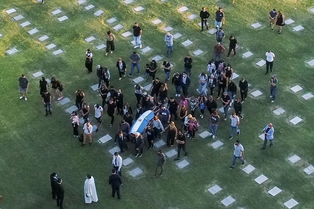 Aerial view of the burial of late Argentine football legend Diego Armando Maradona at the Jardin Bella Vista cemetery, in Buenos Aires province, on November 26, 2020. - Argentine football legend Diego Maradona -who died of a heart attack on the eve, at the age of 60- will be laid to rest where his parents have been buried. (Photo by Emiliano LASALVIA / AFP)