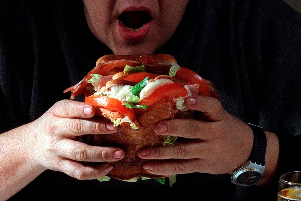 14.07.03 LUCHA CONTRA LA OBESIDAD. En la foto, una persona obesa come un gran bocadillo en Madrid. La industria alimentaria se ha apuntado a la lucha contra la obesidad. Comida chatarra - comida rapida - gordura - alimentacin.