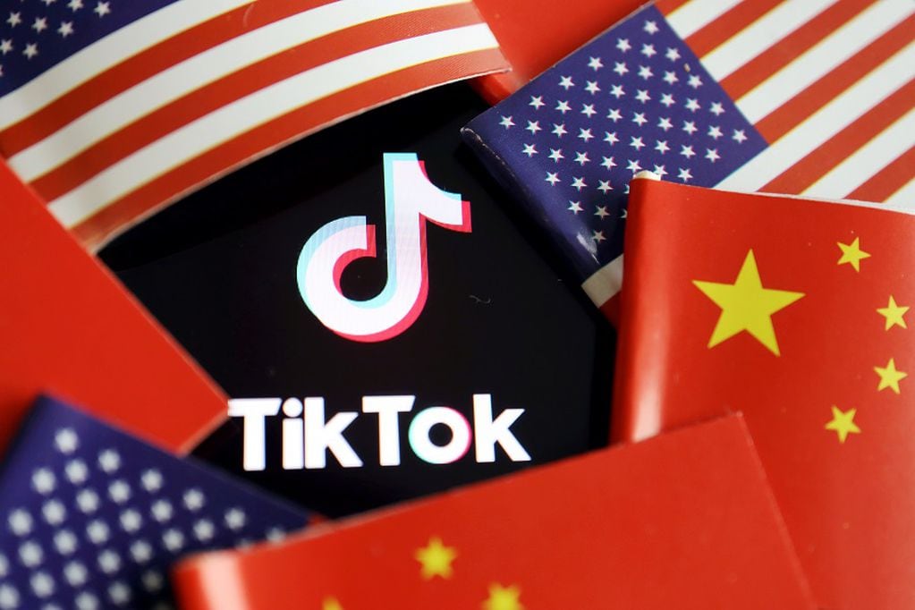 FILE PHOTO: FILE PHOTO: China and U.S. flags are seen near a TikTok logo in this illustration picture taken July 16, 2020. REUTERS/Florence Lo/Illustration/File Photo/File Photo