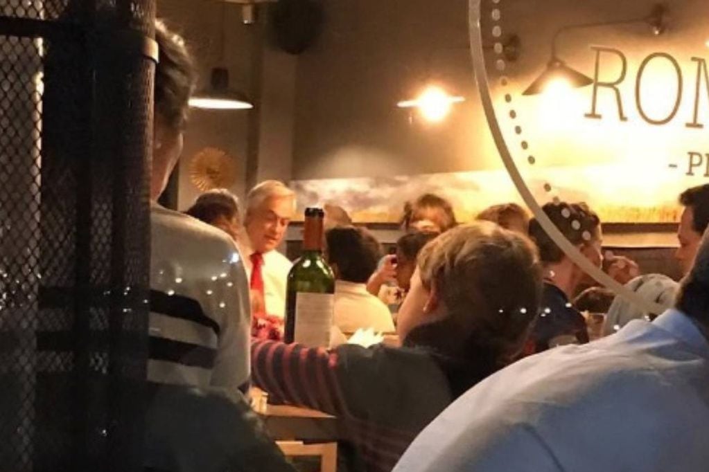 Sebastián Piñera fue sorprendido en una pizzería, el 18 de octubre de 2019.