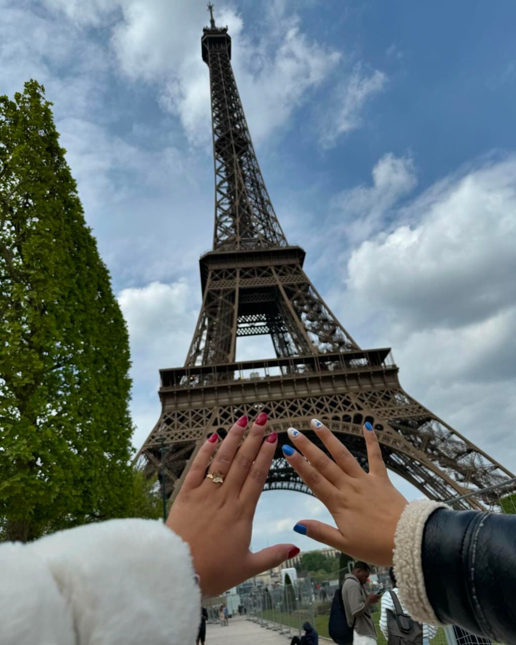 Naya Fácil y su hermana conocieron la Torre Eiffel, en Paris. Un sueño que tenían desde pequeñitas.