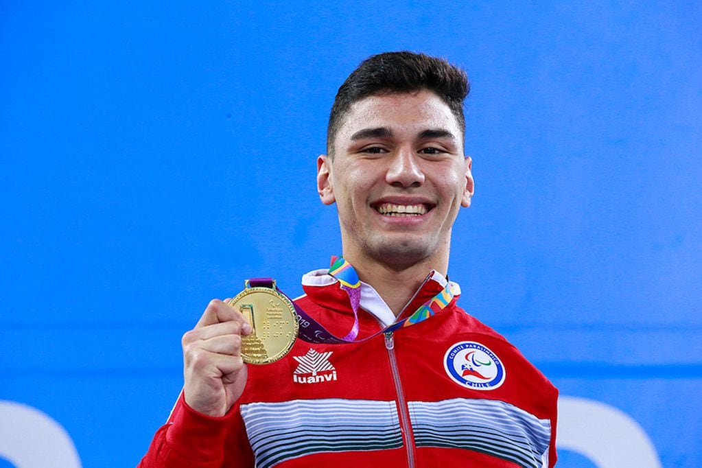 Lima, Sunday August 25, 2019  -Vicente Almonacid  from Chile poses with his gold medal after Mens 100mts Breaststorke SB8 Finals Para Swimming at the Villa Deportiva Nacional at Parapan American Games Lima 2019 .
Enrique Cuneo / Lima 2019 

Mandatory c...