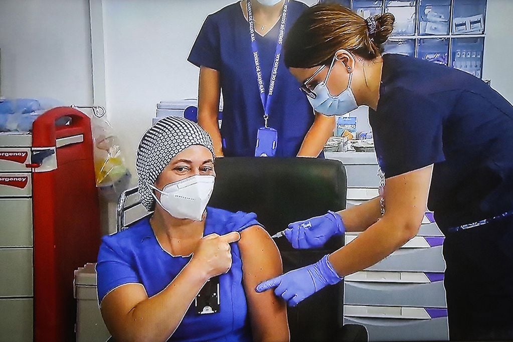 24 de diciembre del 2020/SANTIAGO
Una funcionaria de la salud, es la primera persona en ser vacunada en contra del covid en Chile, en el Hospital Metropolitano, en la comuna de Providencia.
FOTO: SEBASTIAN BELTRAN GAETE/CAPTURA PANTALLA/AGENCIAUNO
