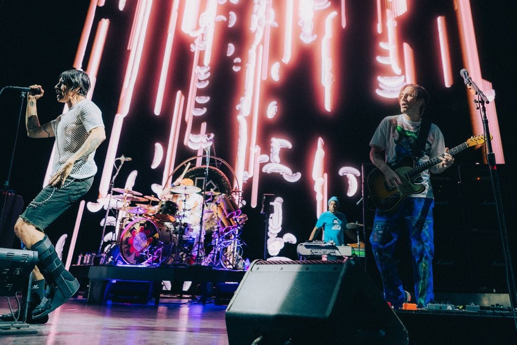 Con un Movistar Arena repleto y en absoluta sintonía, los Red Hot Chili Peppers realizaron una gran presentación. Foto: Andie Borie / DG Medios.