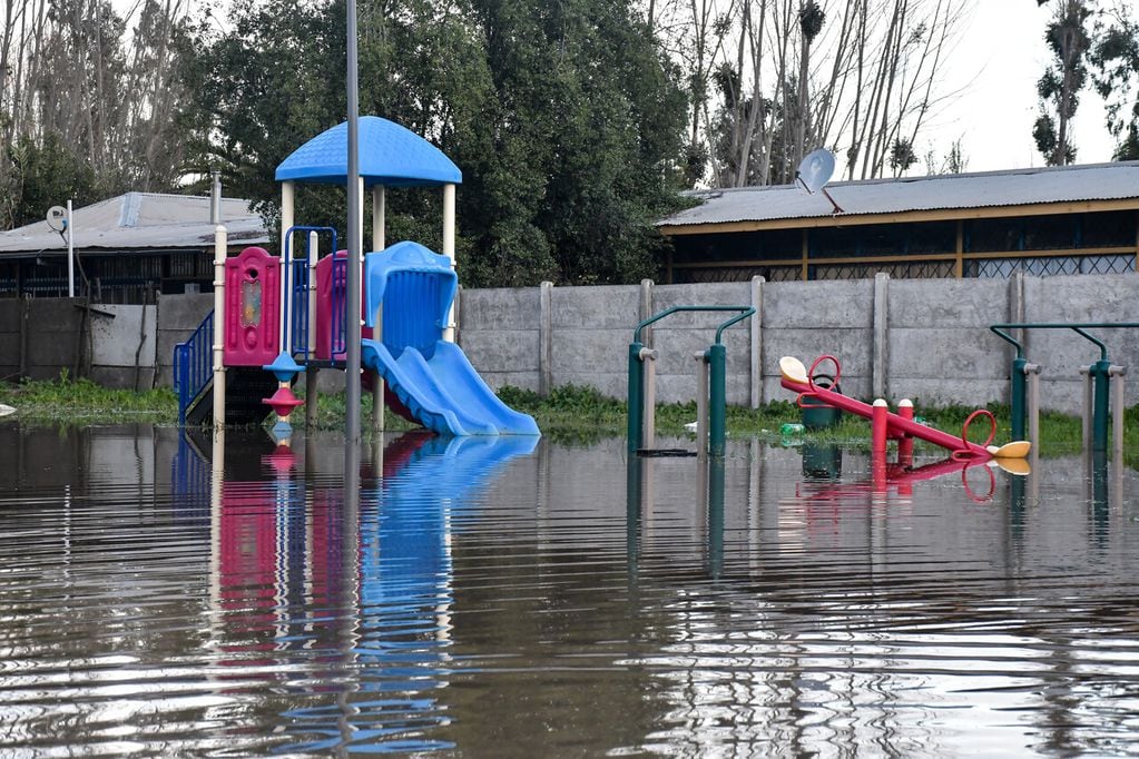 Las fuertes lluvias e inundaciones obligan a suspender clases en más de 60 comunas del país. (Foto: Agencia UNO)