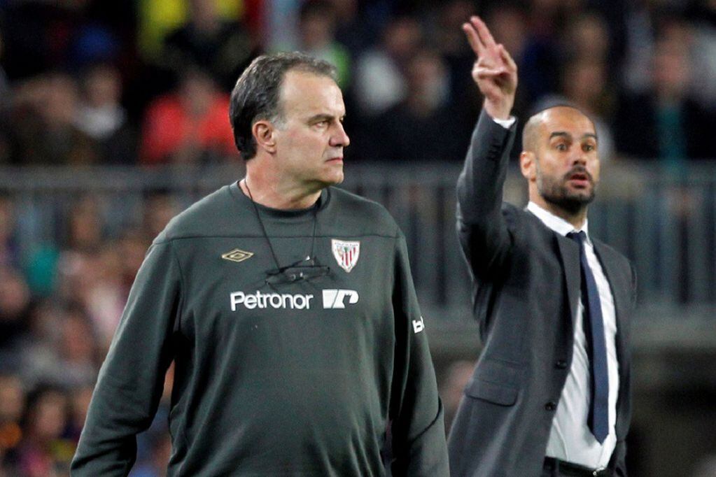 FILE PHOTO: Barcelona's coach Pep Guardiola (R) and Athletic Bilbao's coach Marcelo Bielsa react during their Spanish First division soccer league match at Camp Nou stadium in Barcelona, March 31, 2012. REUTERS/Albert Gea/File Photo