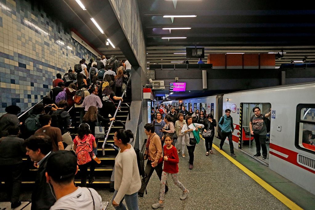 Metro tendrá horarios extendidos en algunas estaciones para "el 18".