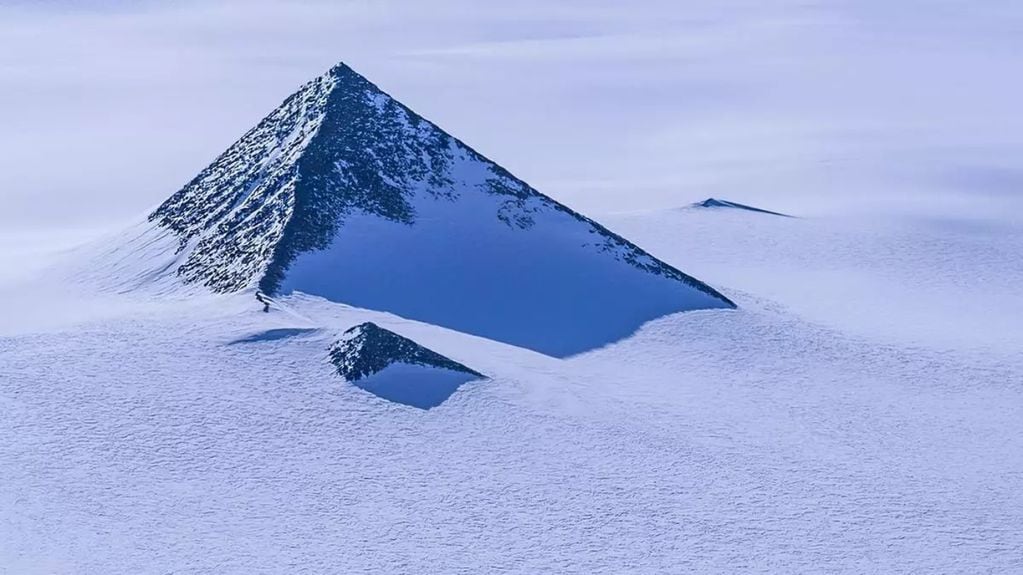 Encuentran una pirámide en medio de la Antártida: ¿Cómo llegó ahí?