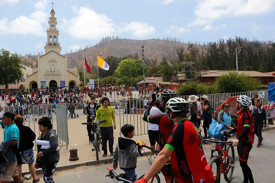 Peregrinos llegan a Santuario de Lo Vásquez pese a restricciones