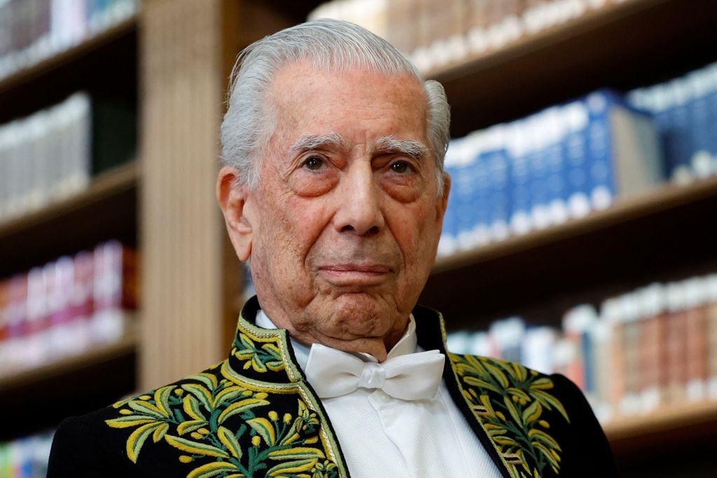 Mario Vargas Llosa es hospitalizado por segunda vez por Covid-19.