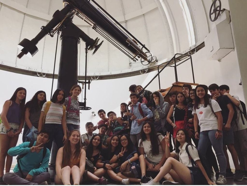 La astrónoma en un observatorio junto a uno de los grupos de alumnos que ha tenido. FOTO: Twitter de Teresa Paneque