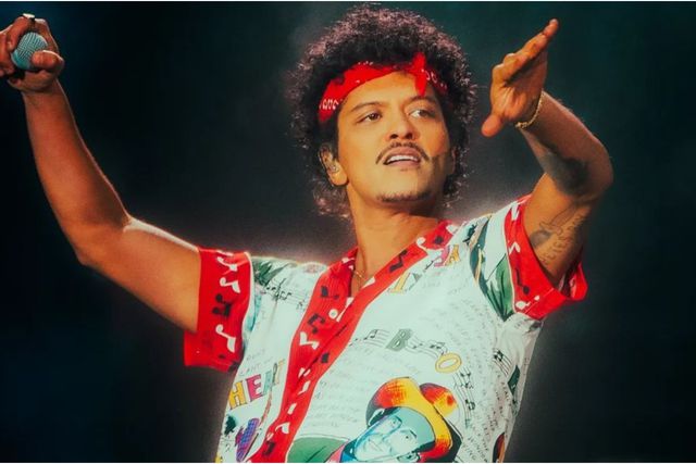 Bruno Mars lo dio todo y le cantó a sus “mijitas ricas”