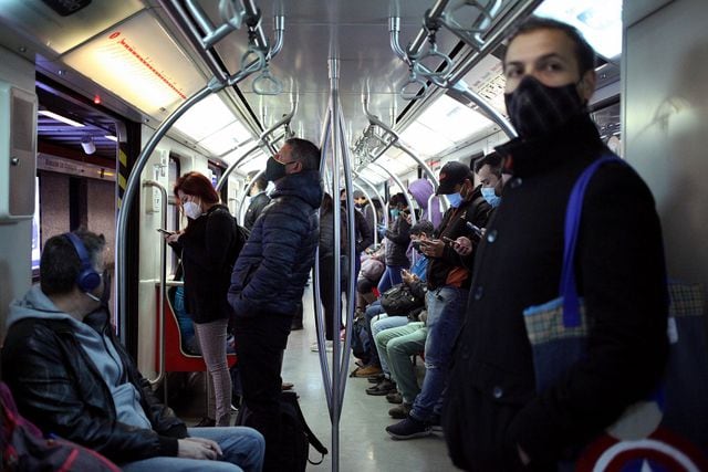 Flujo de pasajeros en el Metro de Santiago.