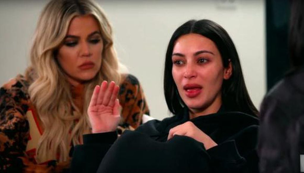 Kim Kardashian llorando al relatar el robo.