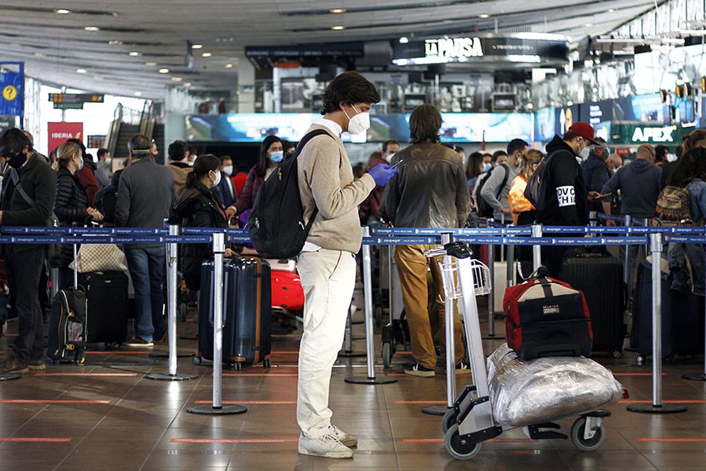 13 de Julio de 2020 / SANTIAGO
Imagen del 09 de Julio, una persona con mascarilla espera en el aeropuerto de Santiago que ha implementado una serie de medidas en medio de la pandemia por Covid-19 
FOTO: ADRIAN MANZOL / AGENCIAUNO