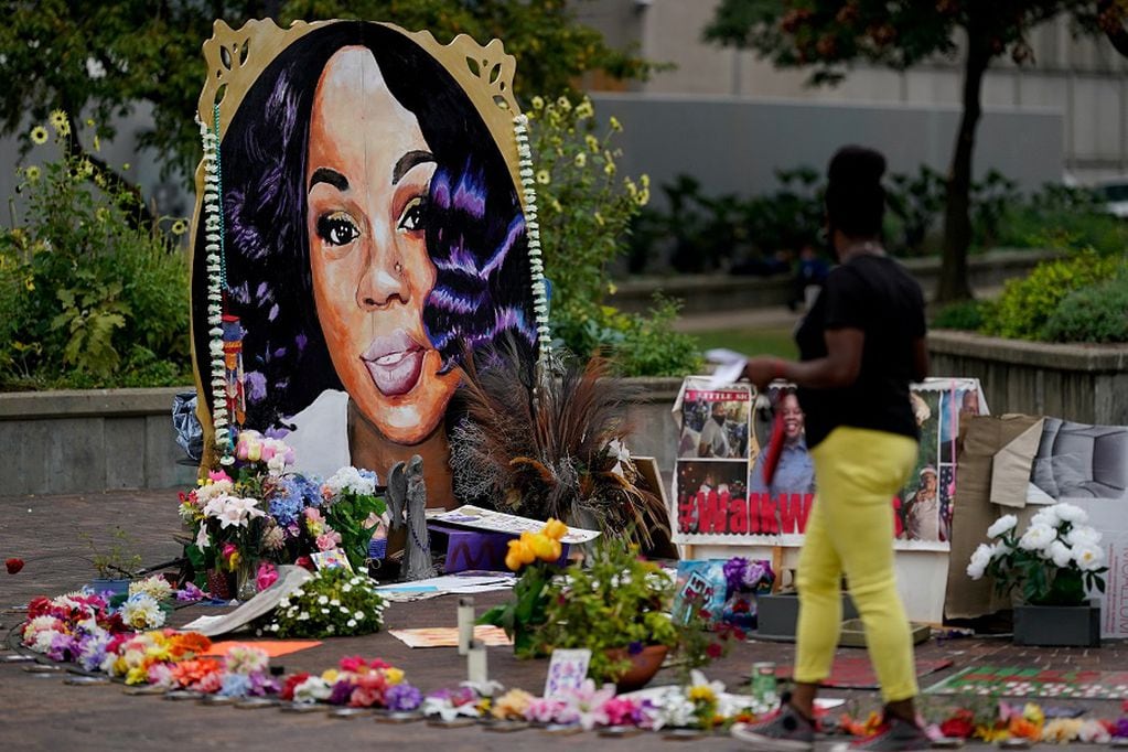 FILE PHOTO: A woman visits the memorial for Breonna Taylor in Louisville, Kentucky, U.S., September 11, 2020.  REUTERS/Bryan Woolston/File Photo/File Photo