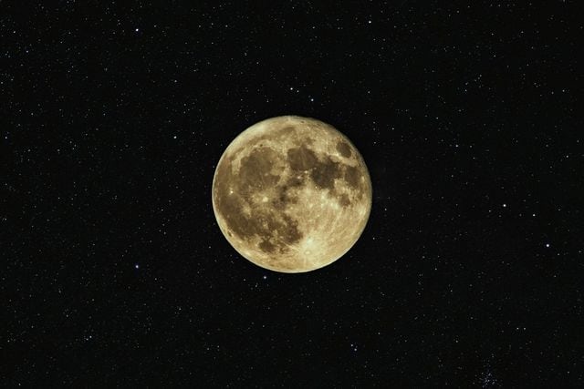 La Luna se está encogiendo “como una pasa”, según un estudio: cómo nos afecta a los humanos