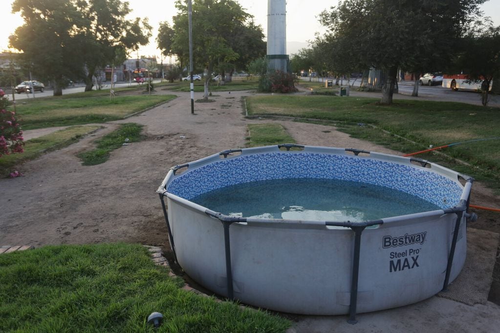 El hecho se registró alrededor de una piscina que instalaron en el Parque Mapocho de Cerro Navia. (Foto: Agencia UNO)