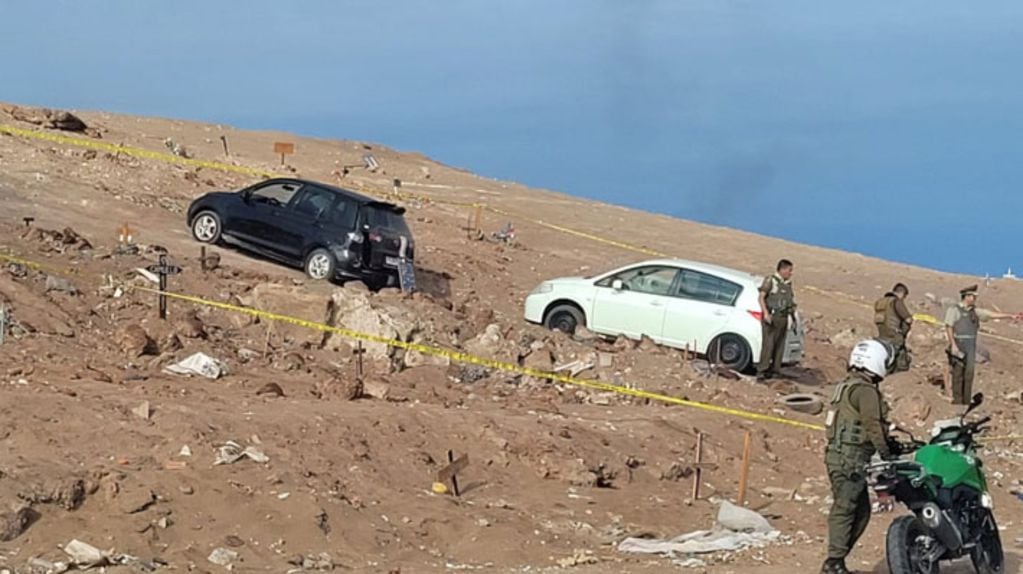 Reportan el hallazgo de tres cadáveres amarrados dentro de dos autos en el desierto de Alto Hospicio. Foto: Alto Hospicio.