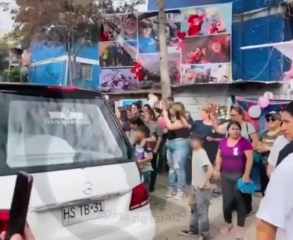 La llegada del cuerpo de "Ina" a Las Praderas, en Peñaflor. (Video: @tiayuta_official)