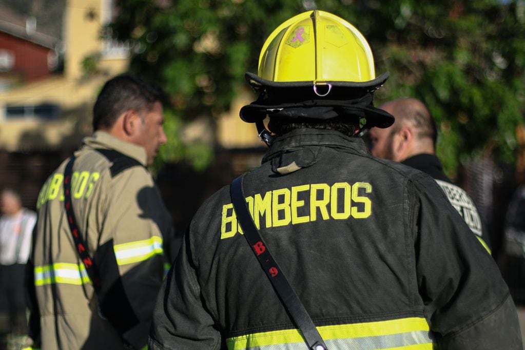 01 de ENERO de 2024 / PUENTE ALTO
Personal de Bomberos de Puente Alto controló un incendio de pastizales que amenazaba con quemar las viviendas del Condominio Los Nogales de Puente Alto.
FOTO: JESÚS MARTÍNEZ / AGENCIAUNO