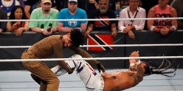 Bad Bunny muestra su espalda con arañazos y hematomas tras pelea en la WWE