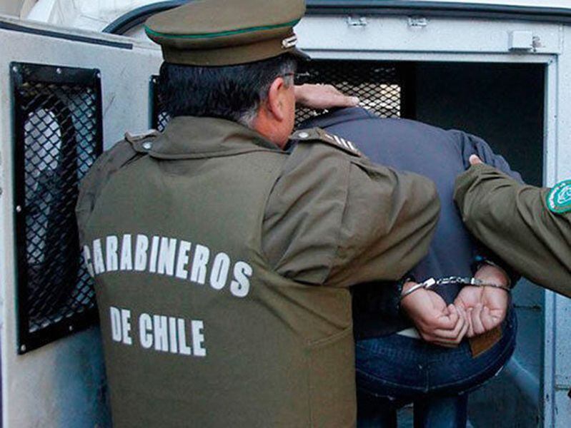 Carabineros detiene a sujeto que mantenía su hijo al interior de automóvil