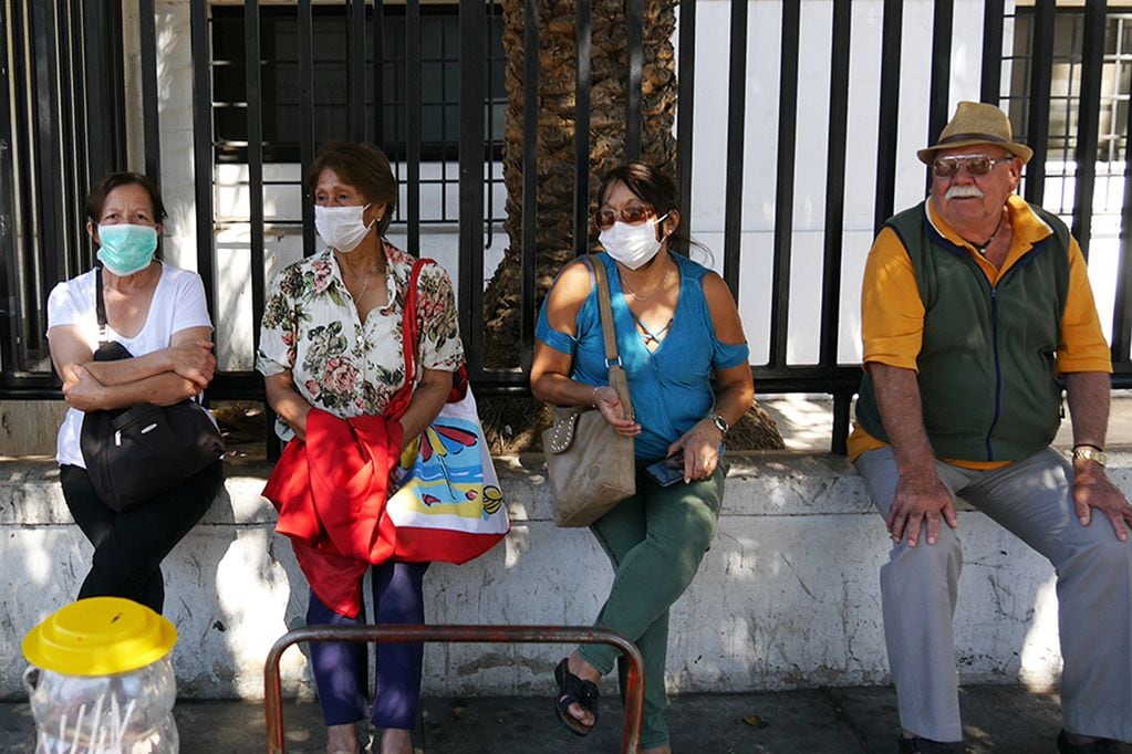 24 DE MARZO DE 2020/VALPARAISO
Tres mujeres con mascarillas y un hombre esperan ser atendidos en un centro de salud de calle Colon en Valparaiso, en una nueva jornada de estado de catastrofe por la pandemia del Coronavirus que ya ha dejado 922 casos confirmados de contagios y dos personas fallecidas.
FOTO: SANTIAGO MORALES/AGENCIAUNO