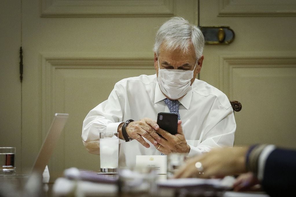 13 de abril del 2020/SANTIAGO
El Presidente de la Republica, Sebastian Piñera, observa su telefono, y encabeza la reunión con el comité de emergencia por el covid 19, en el Palacio de La Moneda.
FOTO: SEBASTIAN BELTRAN GAETE/AGENCIAUNO