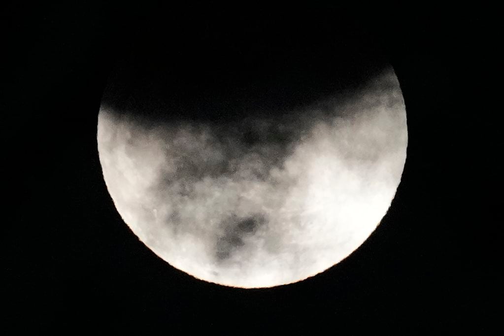 Revisa a qué hora se podrá ver en Chile el eclipse lunar penumbral. Foto AP Photo/Aaron Favila.