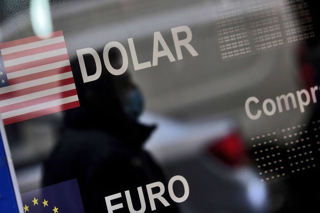 Dólar sube a la espera de nuevas señales sobre tasas de interés en Estados Unidos