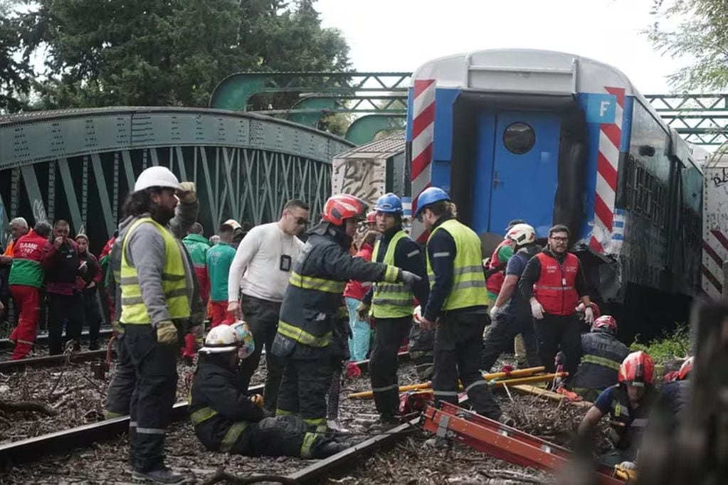 Descarriamiento y choque de trenes en Argentina deja al menos 50 personas heridas.