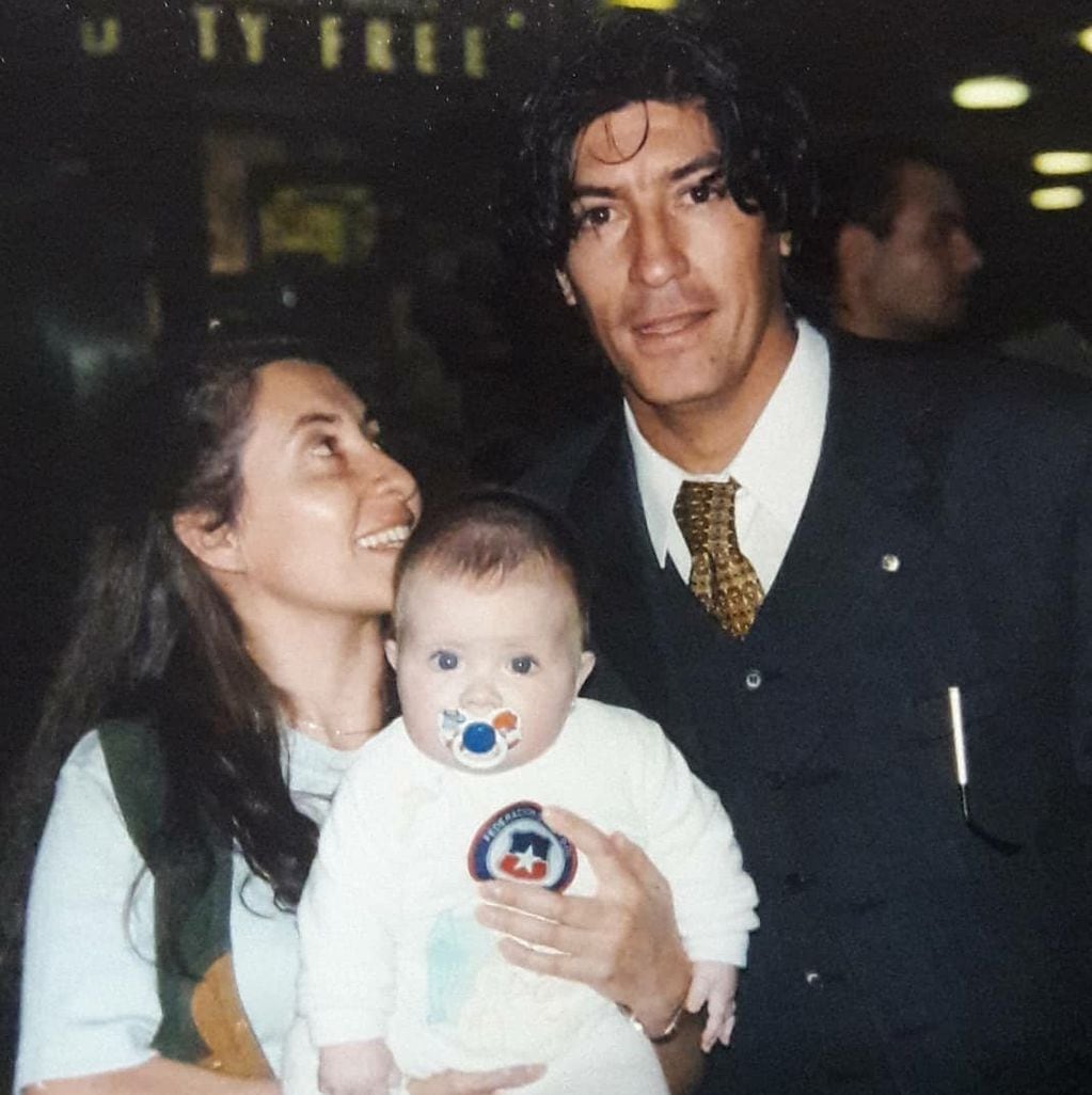 El día que la familia Paneque se topó con La Roja camino a Francia 98, con ella aún bebé. FOTO: Twitter de Teresa Paneque