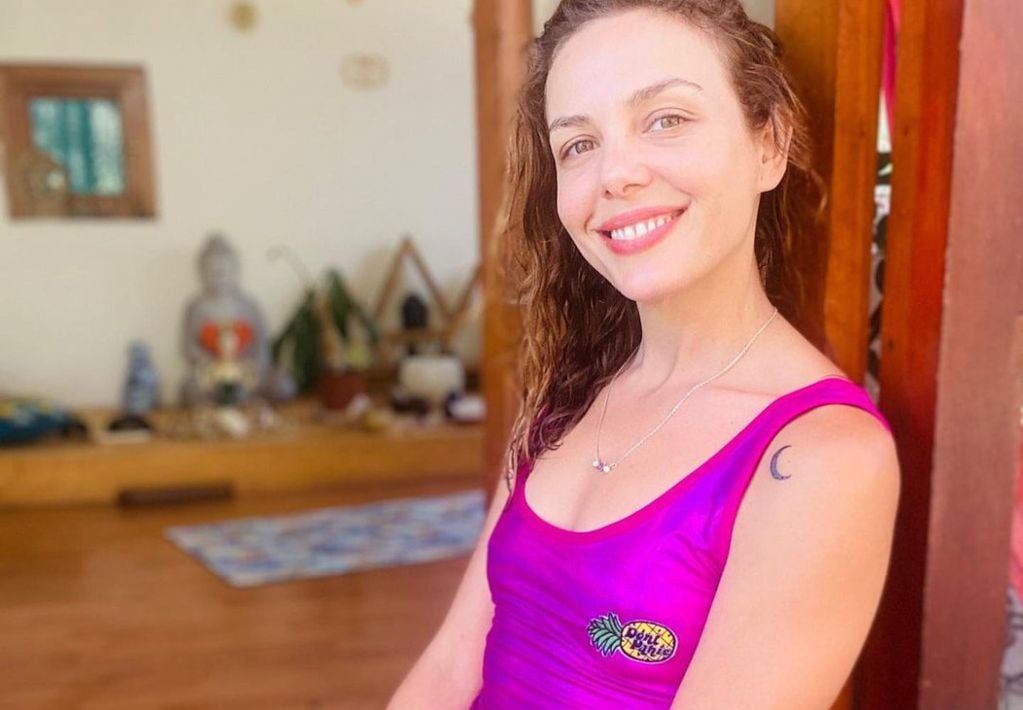 Maite Orsini en su papel como instructora de Yoga.