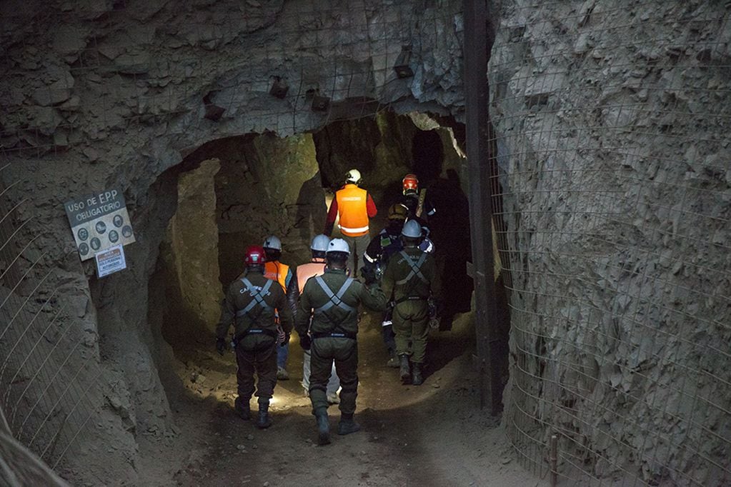 CH01. TOCOPILLA (CHILE), 15/06/2019.- Fotografía cedida por el Gobierno de Antofagasta que muestra a rescatistas y expertos mientras buscan a mineros atrapados en la mina San Jose, ayer viernes, cerca de la ciudad de Tocopilla, en la norteña región de Antofagasta (Chile). De los tres obreros bolivianos atrapados en el interior de la mina San José en el norte de Chile, uno fue rescatado con vida, otro falleció y el tercero continúa desaparecido, confirmó esta sábado el ministro de Minería de Chile, Baldo Prokurica a través de su cuenta oficial de Twitter. EFE/Cortesía Gobierno Regional de Antofagasta/SOLO USO EDITORIAL/NO VENTAS
