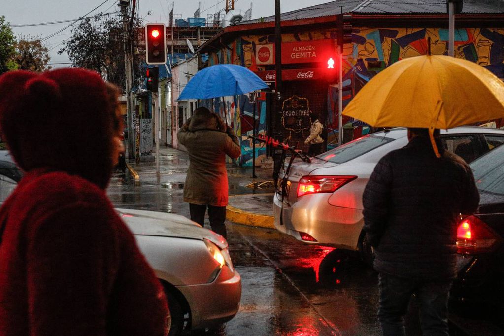 6 DE SEPTIEMBRE DE 2023 / SANTIAGO  
Personas se desplazan por santiago durante la mañana de lluvia
Sector Mapocho
FOTO: DIEGO MARTIN / AGENCIAUNO