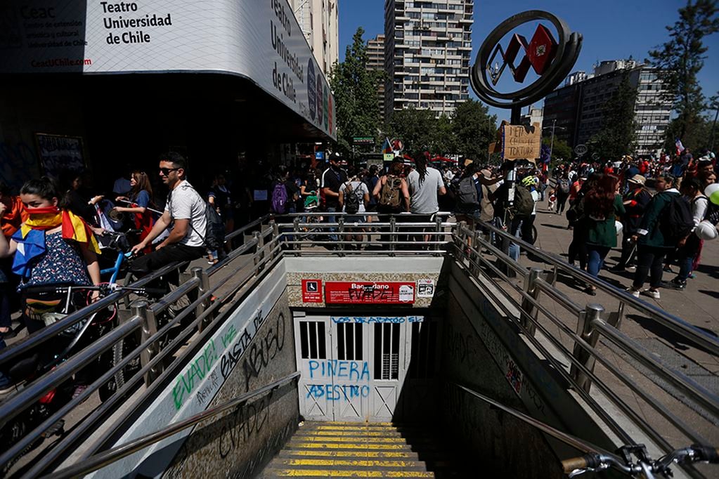23 de Octubre de 2019/SANTIAGO
Realizan denuncia ante el Instituto Naciona de Derechos Humanos de supuestas torturas dentro de la estación Baquedano del metro
FOTO: CRISTOBAL ESCOBAR/AGENCIAUNO