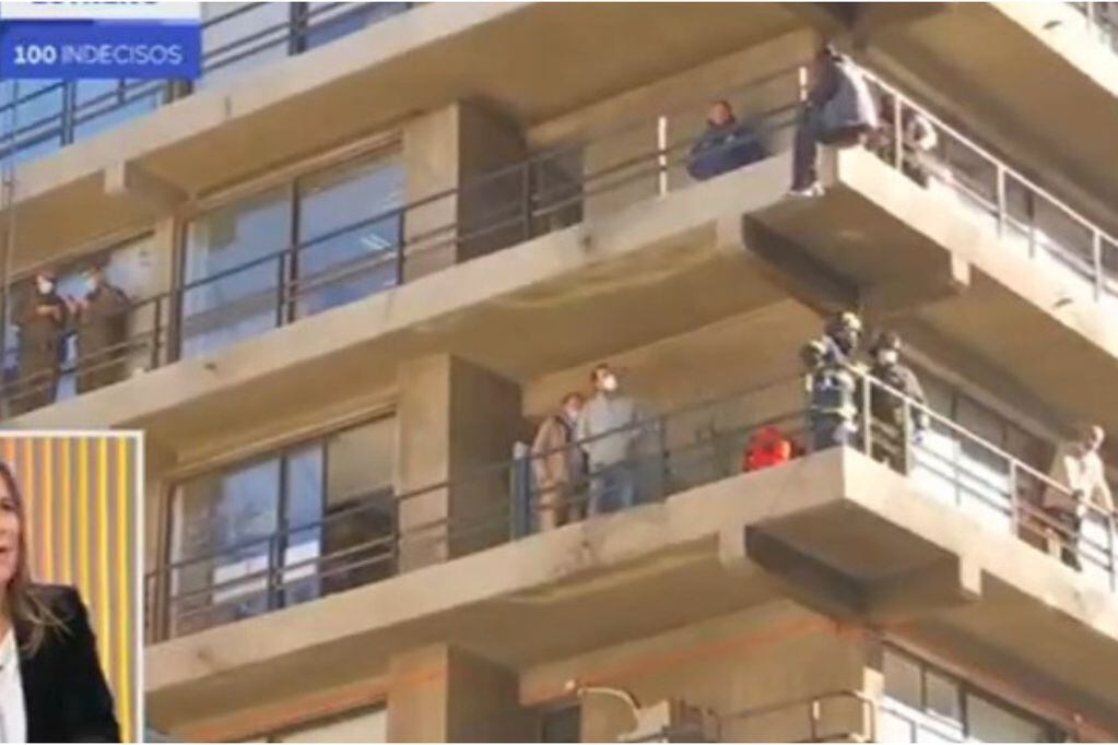 Hombre en balcón.