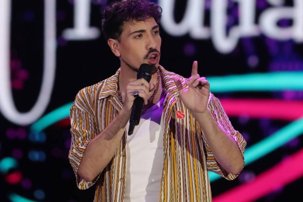 Periodista alegó contra Diego Urrutia por pedir que no grabaran su rutina en un Festival. Comediante expuso su versión de los hechos.