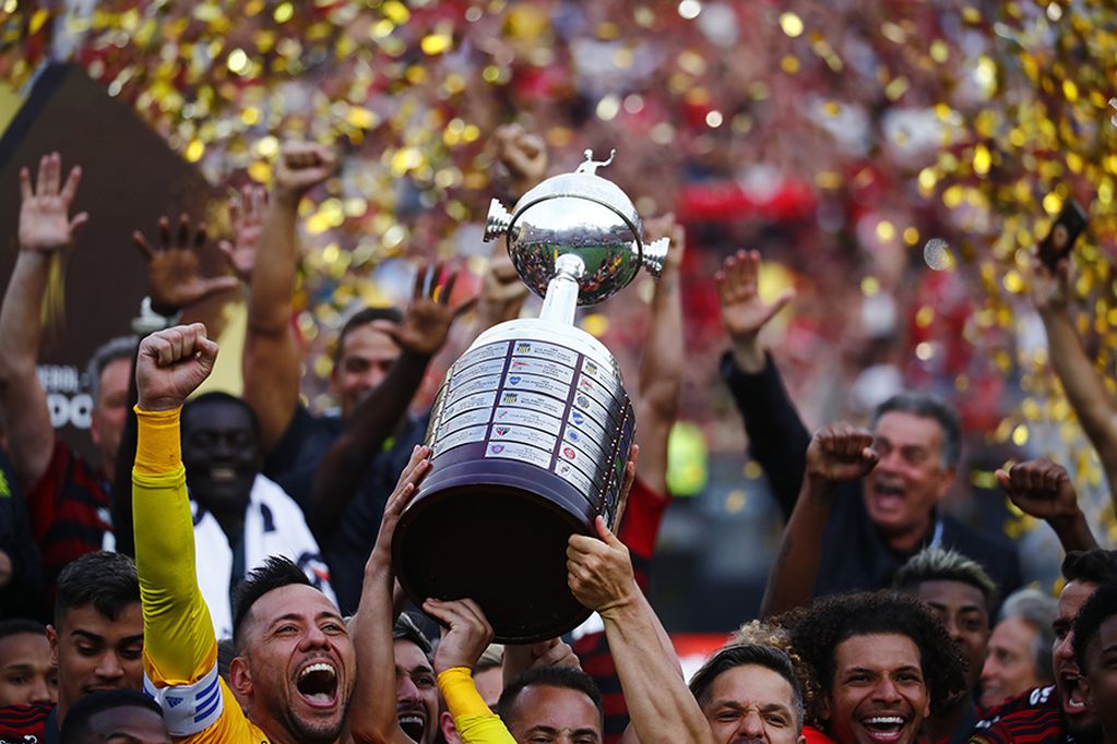 LIMA, PERU - NOVIEMBRE 23: Jugadores de Flamengo en festejo con la copa durante el juego de la final de la Copa Libertadores 2019 en el estadio Monumental de Lima el 23 de Noviembre del 2019 en Lima, Peru.
FOTO: MARCOS BRINDICCI/AGENCIAUNO