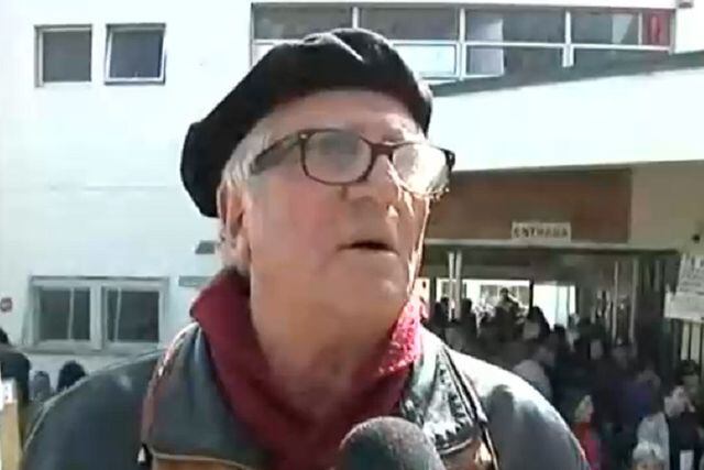 Adulto mayor molesto por colapso en local de votación en Viña