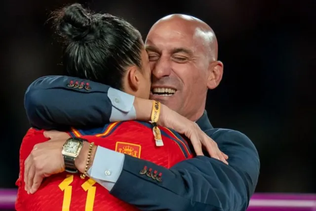 Polémica en España por beso del presidente de la federación de fútbol a una campeona del mundo