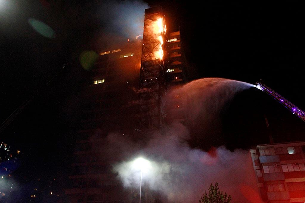18 de Octubre de 2019/SANTIAGO
Incendio afecta a edificio de Enel
FOTO:MAURICIO MENDEZ/AGENCIAUNO