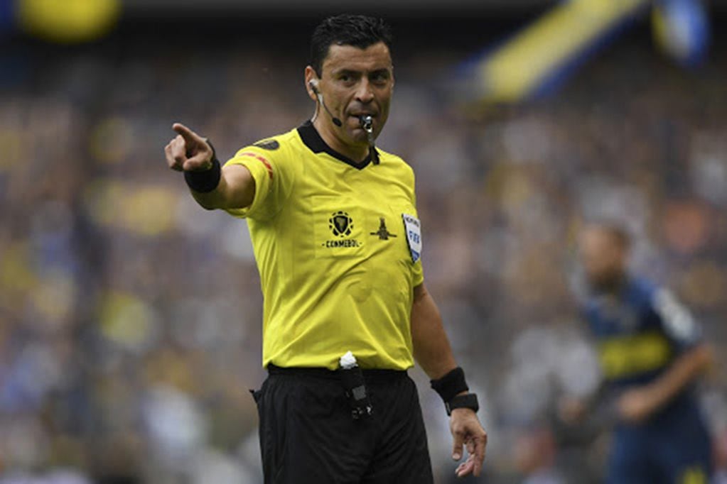 Chilean referee Roberto Tobar conducts the first leg match of the all-Argentine Copa Libertadores final between rivals Boca Juniors and River Plate, at La Bombonera stadium in Buenos Aires, on November 11, 2018. - River Plate twice came from behind to snatch a 2-2 draw with fierce rivals Boca Juniors in first leg of their weather-delayed 'Superclasico' Copa Libertadores final on Sunday. (Photo by Eitan ABRAMOVICH / AFP)
