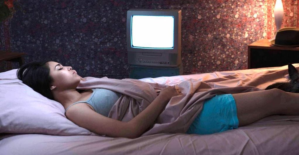 Si quieres dormir de mejor manera, apagar la televisión será una buena decisión.