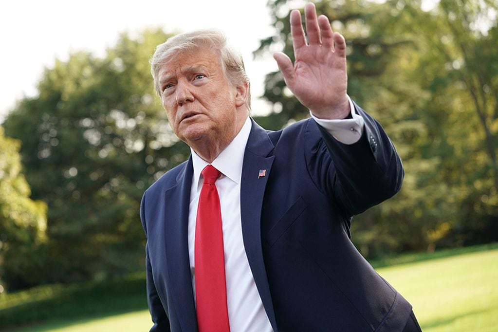 US President Donald Trump gestures as he departs the White House on September 16, 2019 in Washington, DC. President Trump is traveling to Albuquerque, New Mexico to deliver remarks at a "Keep America Great Rally". / AFP / MANDEL NGAN

